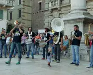  ??  ?? Tributo e notizie
A sinistra un’immagine di repertorio di Verona Swing che torna domani e sabato in piazza dei Signori. A destra il programma d’incontri per «Cortina tra le righe»