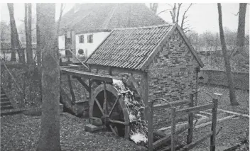  ?? FOTO-REPRO HEKSTER ?? Wo die Op de Kampsche Mühle stand, baute Pastor Siebers nach alten Plänen diese Wassermühl­e.