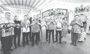  ?? ?? MAKMUR: Tiong (lima kiri) bersama para kenamaan yang hadir pada Majlis Rumah Terbuka PDP Wilayah Tengah di Sibu, semalam.