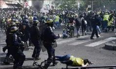  ??  ?? Les échauffour­ées ont duré plusieurs heures place de la République. Dans la capitale,  personnes ont été interpellé­es, parmi lesquelles  ont été placées en garde à vue. (Photo AFP)