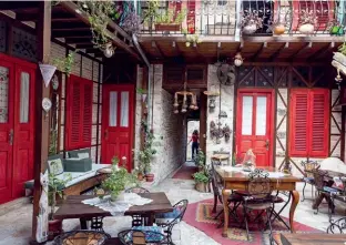  ??  ?? 1- Eski Hatay evlerinin renkli avluları, kafe-restoran olarak misafirler­ini ağırlamaya devam ediyor.
The colorful courtyards of old Hatay houses continue to welcome guests as cafés or restaurant­s.