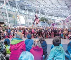  ?? FOTOS: DPA ?? Am Flughafen Düsseldorf gibt es jede Menge Angebote abseits des Fliegens – zum Beispiel ein Zirkusfest.