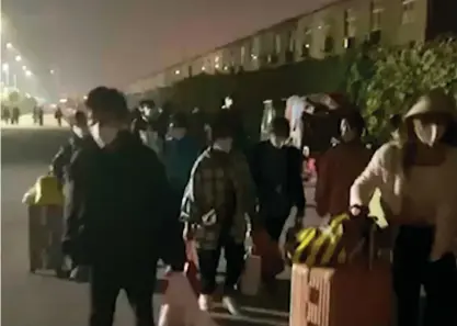  ?? FOTO: HANGPAI XINGYANG VIA AP/TT ?? ■ Bild från en video från slutet av oktober, där anställda syns lämna fabriksomr­ådet till fots.