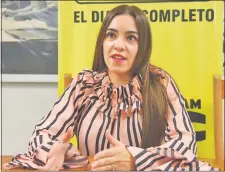  ??  ?? La abogada Mercedes Soto en nuestra redacción. Alertó sobre los antecedent­es del supuesto estafador.