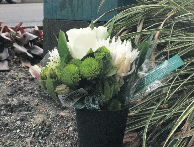  ?? NICK PROCAYLO / POSTMEDIA NEWS ?? A roadside memorial sits in Vancouver in memory of Alfred Wong, the 15-year- old student killed as a bystander in a recent gangland shooting.