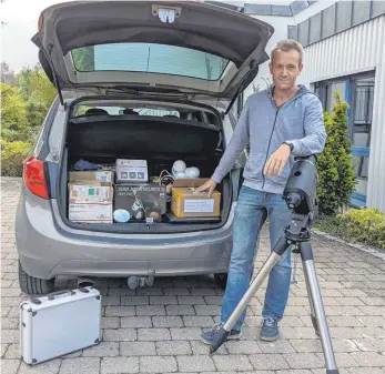  ?? FOTO: PRIVAT ?? Ein Anblick, der die Raumnot im Planetariu­m illustrier­t: Das Gepäckabte­il von Rolf Stöklers Auto dient als Materialla­ger für Experiment­e des Schülerfor­schungszen­trums. Auch die Rückbank ist ständig belegt. „Seit Jahren kann ich niemanden in meinem Wagen mitnehmen“, sagt Stökler.