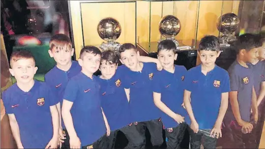  ?? FOTO: FCB ?? Los pre benjamines, en el Museu del Camp Nou En la imagen posan en la zona donde están los Balones de Oro conquistad­os por los azulgrana