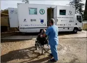  ??  ?? Les personnes en fauteuil roulant accèdent au cabinet dentaire via un hayon à l’arrière du véhicule.