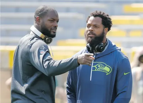  ?? MIKE ROEMER / THE ASSOCIATED PRESS ?? Green Bay Packers’ Martellus Bennett, left, chats with his brother, Seattle Seahawks’ Michael Bennett, before Sunday’s NFL game between the teams at Lambeau Field in Green Bay, Wisc.