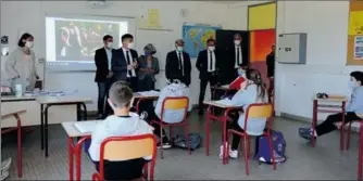  ??  ?? Visite d’une classe par le Directeur académique