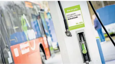  ?? FOTO: MORITZ FRANKENBER­G/DPA ?? Bei Regionalbu­s Braunschwe­ig (RBB) fahren Busse der Deutschen Bahn erstmals mit dem Biokraftst­off HVO.