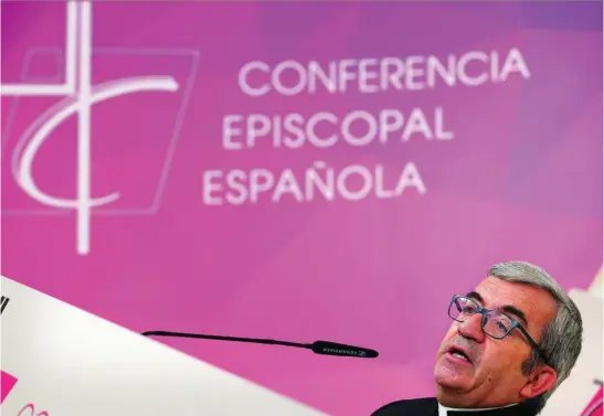  ?? EFE ?? El secretario general de la Conferenci­a Episcopal, Luis Argüello, ayer, durante la rueda de prensa con motivo de la reunión de la Comisión Permanente