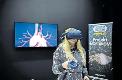  ?? [ IMC Krems ] ?? In den Health Labs der IMC FH Krems können Studenten 2023 auch erste haptische Erfahrunge­n im virtuellen Raum machen.