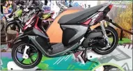  ?? AGFI SAGITTIAN/JAWA POS ?? URBAN STYLE: Mengusung kapasitas mesin yang berbeda, Honda Beat Street membidik konsumen yang efisien. Sementara itu, Yamaha X-Ride (kanan atas) cocok untuk penyuka kecepatan.