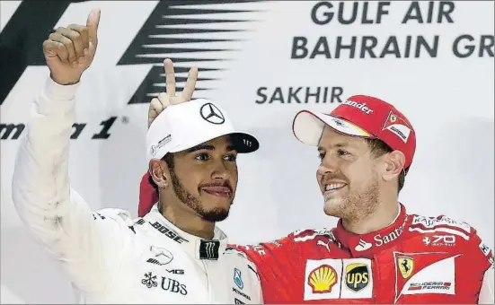  ?? LARS BARON / GETTY ?? Un murri Vettel celebra el triomf a Bahrain amb la V de la victòria sobre el cap de Hamilton, i dona un doble sentit de broma al gest
