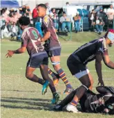  ?? ?? Daniel Abrahams (flank) van Barbarians wat ‘n barshou gespeel het, ontvang die bal van sy skrumskake­l Clinton Wannies.