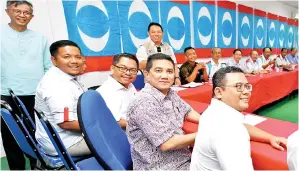  ?? GambarBern­ama ?? AZMIN (dua kanan) ketika mengadakan pertemuan dengan Majlis Pemimpin PKR Sabah di pejabat PKR Penampang pada Sabtu.