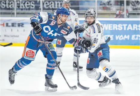  ?? FOTO: FELIX KÄSTLE ?? Der Schwenning­er Julian Kornelli (links) machte gegen Kassel sein erstes Tor im Towerstars-Trikot.