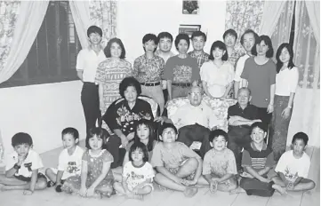  ??  ?? Lim is seen in a family photo. He is flanked by Kang and his brother John, who also escaped from the concentrat­ion camp in Singapore.