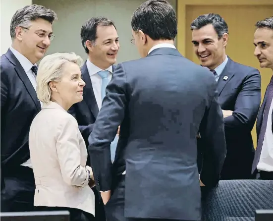  ?? OLIVIER ÀATTHYS / AP ?? Pedro Sánchez, a la dreta, en una capelleta amb diversos dirigents durant la reunió del Consell Europeu a Brussel·les