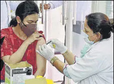  ?? SAMEER SEHGAL ?? A medical worker administer­s a vaccine dose on a beneficiar­y in the Golden Temple complex in Amritsar on Tuesday.the number of daily fresh infections in Punjab came down from a record 9,200 to 2,253 in May.