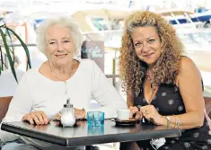  ??  ?? Last meeting: Olivia Lichtenste­in with Vera Lynn at Le Café Bleu in the south of France