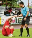  ?? Foto: Walter Brugger ?? Schiedsric­hter Maximilian Riedel hilft Tobias Lermer (SpVgg Hankofen‰Hai‰ ling). Der Aufstieg in die 3. Liga blieb Riedel verwehrt.