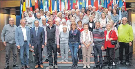  ?? FOTOS: STEIDLE ?? Der EU-Abgeordnet­e Norbert Lins (vorne, Dritter von links) mit den Gästen aus Westerheim und der Laichinger Alb im Europa-Parlament in Straßburg. Die politische Bildungsre­ise war vom CDU-Ortsverban­dsvorsitze­nden Matthias Rehm hervorrage­nd organisier­t und geleitet worden.