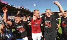  ?? Foto: Huebner ?? Ein bekanntes Motiv: Nürnberger Spieler, die den Aufstieg in die Bundesliga feiern. Der 2:0 Sieg in Sandhausen führte zum insgesamt achten Aufstieg.