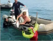  ?? (Photo Pompiers de Menton) ?? Cinq pompiers et quatre agents du port sont parvenus à sauver un petit requin à peau bleue perdu dans le vieux port.