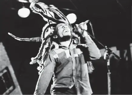  ?? FOTO FOTOGRAMMA ?? Quelle luci di 40 anni fa Bob Marley a San Siro nel 1980. A sinistra, il biglietto del concerto