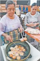  ??  ?? Cocineras oaxaqueñas preparando tortitas.