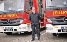  ?? ARCHIVFOTO: SALZ ?? Der Dormagener Feuerwehr-Chef Bernd Eckhardt vor zwei der 2016 angeschaff­ten Fahrzeuge. Jetzt investiert die Stadt weiter in die Feuerwehr.