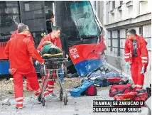  ??  ?? Tramvaj se zakucao u zgradu vojske srbije