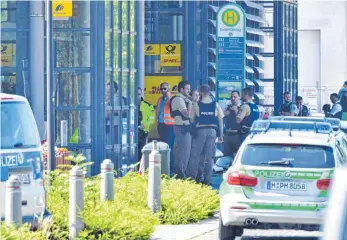  ?? FOTO: DPA ?? Rund 200 Polizeibea­mte waren im Einsatz, nachdem bei Schüssen am S-Bahnhof Unterföhri­ng eine Polizistin lebensgefä­hrlich verletzt wurde.