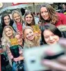  ??  ?? Weinfest (im Bild), Blumenmark­t mit Modenschau, Autoschau, Itterfest, Weihnachts­markt und Fest der Völker: Die Hildener feiern oft und auch sehr gerne in ihrer Innenstadt. Dabei werden verschiede­ne Feste häufig miteinande­r kombiniert. So ist für jeden Besucher etwas dabei. Und die lebendige Fußgängerz­one ist ein ums andere Mal voller Menschen.