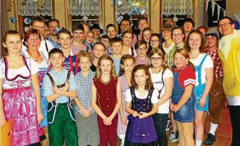  ??  ?? In Dirndl und Lederhosen geht es zur Mottodisco „Bayerische­r Abend“, während der Winterfrei­zeit der Spielleute-Union Frisch voran SG Schmölln /Gößnitz. Foto: Kratzsch/Thieme