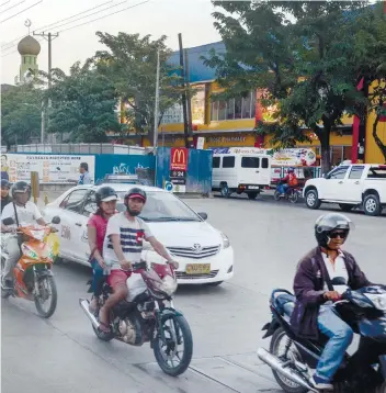  ?? SUNSTAR FOTO / ARNI ACLAO ?? MANAGING TRAFFIC.The Cebu City Traffic Office has opened the southbound side road near the underpass constructi­on at N. Bacalso Ave. to decongest morning traffic.