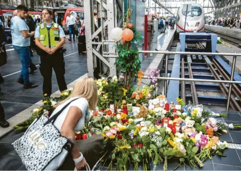  ?? Foto: Frank Rumpenhors­t, dpa ?? Der Tod des Achtjährig­en in Frankfurt löste landesweit Entsetzen und Trauer aus. Viele Menschen nahmen am Hauptbahnh­of Anteil.