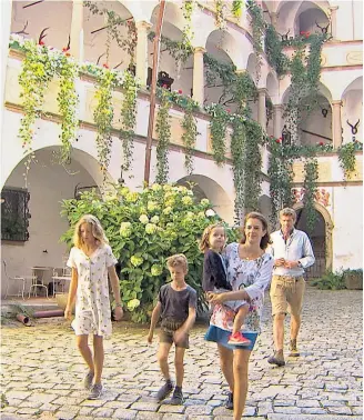  ?? ?? Carl Philip und Stephanie mit ihren Kinder im Hof der Burg Claim in Oberösterr­eich: ORF-„Schauplatz“über Schlossher­ren und Schlossfra­uen, 21.05 Uhr, ORF 2.