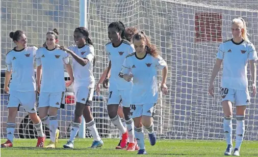  ??  ?? Las jugadoras del Tacon celebran un gol en un partido de esta temporada en la Primera Iberdrola.