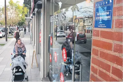  ?? Fotos de santiago hafford ?? Los locales de la zona comercial de City Bell instalaron cámaras de seguridad