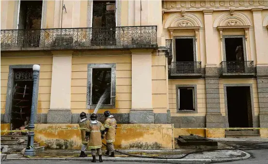  ?? Ricardo Moraes/Reuters ?? Dois dias depois do incêndio que atingiu o Museu Nacional, no Rio, bombeiros ainda fazem trabalho de rescaldo no prédio