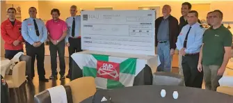  ?? Delivery of the check to the Volunteer Firefighte­rs of Portimão ??