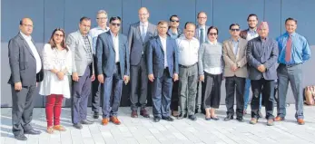  ?? FOTO: LANDRATSAM­T ?? Eine Delegation mit Bürgermeis­terinnen und Bürgermeis­tern aus Nepal besuchte die neue Feuerwache und Kreisgerät­ewerkstatt in der Bleicherst­raße in Biberach. Dort informiert­en Dezernent Ralf Miller und Amtsleiter Holger Adler über den Kreisfeuer­löschverba­nd.