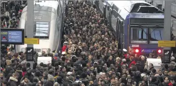  ?? (Photo AFP) ?? Gare de Lyon, à Paris, hier. Bien que de nombreux usagers aient préféré opter pour la voiture, parfois à plusieurs, ils étaient néanmoins nombreux à tenter leur chance dans les gares.