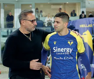  ?? ?? Ai vertici Maurizio Setti allo stadio Bentegodi insieme al Cholito Simeone, il bomber dell’Hellas