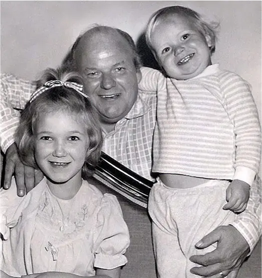  ??  ?? Roy Kinnear with his daughter Kirsty and the young Rory Kinnear, 1979