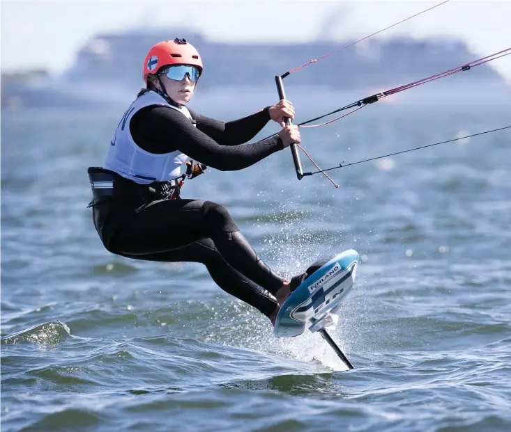  ?? FOTO: NIKLAS TALLQVIS ?? ■ Noora Ruskola tar sikte mot Paris i den nya OS-klassen Kitefoil.