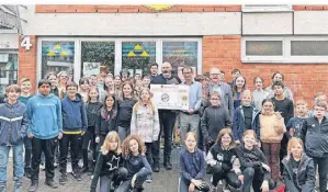  ?? FOTO: LIONS CLUB ?? Torsten Dunkern und Christof Kaufmann vom Lions Club übergaben jetzt eine erneute Spende an GoT-Leiter Christoph Bongers.